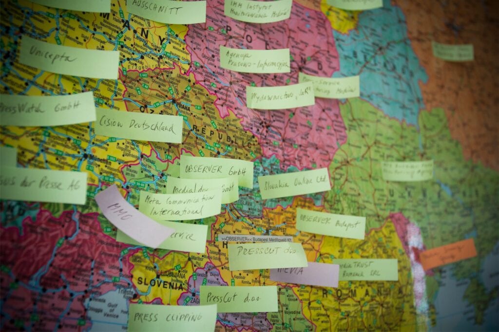 mapa Evropy polepená štítky s ručně psanými poznámkami