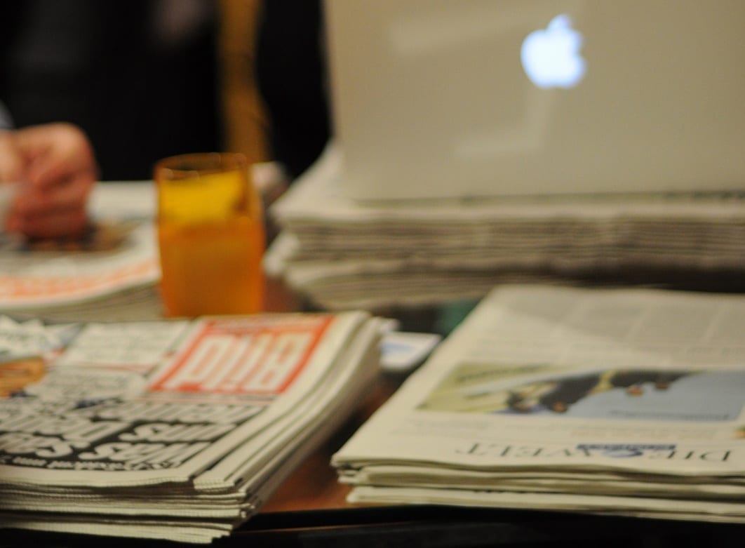 rozmazané německé noviny na stole