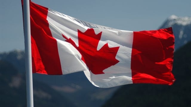 kanadská vlajka vlající ve větru