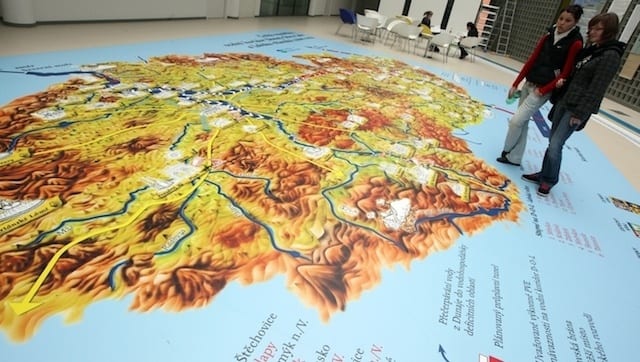Mapa s vodními díly na podlaze