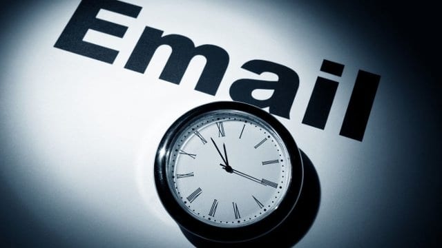 Email a hodiny