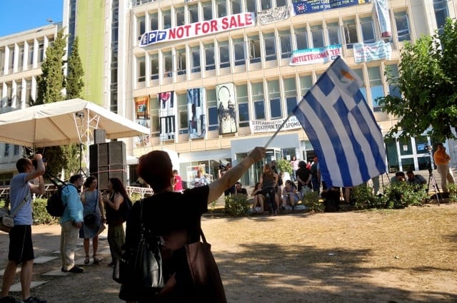 řecká televize ERT protest s vlajkou před budovou