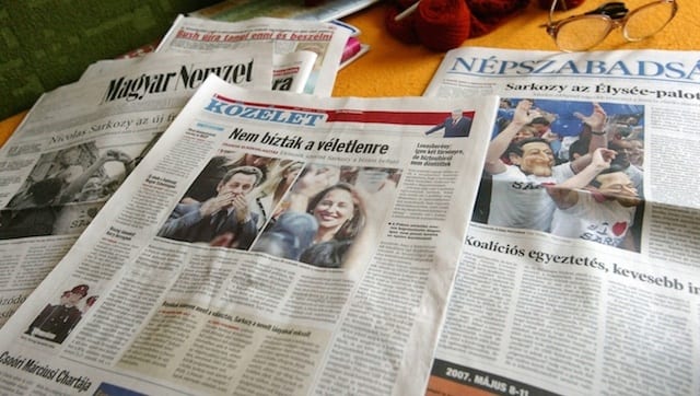 maďarská tištěná média na stole