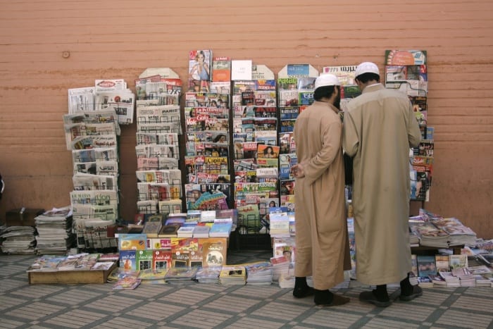 dva maročané u stánku s novinami