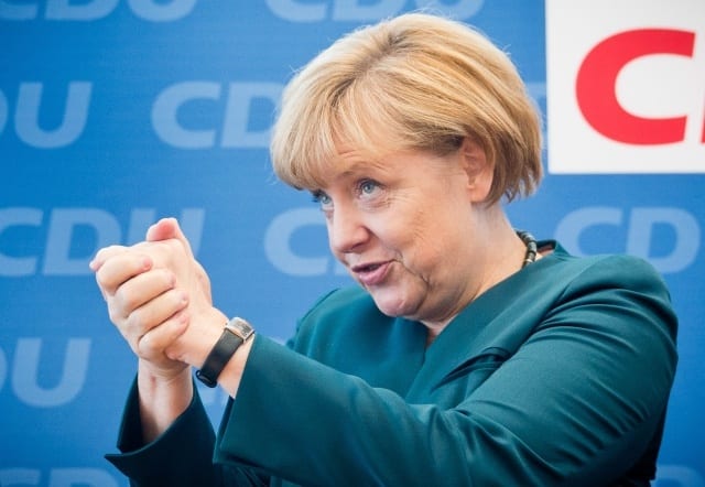 Angela Merkelová s gestem spojených rukou