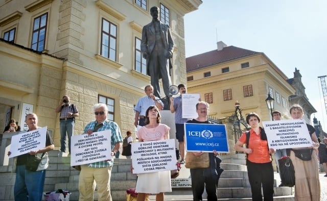 Protestujici lide pred sochou Masaryka na Hrade
