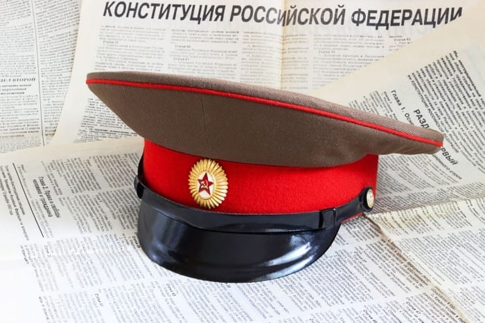 ruská vojenská čepice na ruských novinách