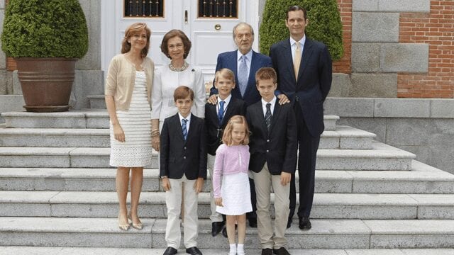 španělská královská rodina na schodech