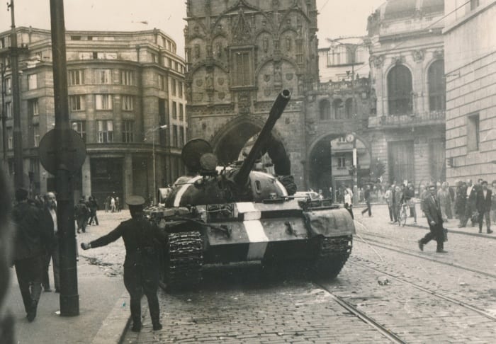 srpen 1968 tank před prašnou bránou