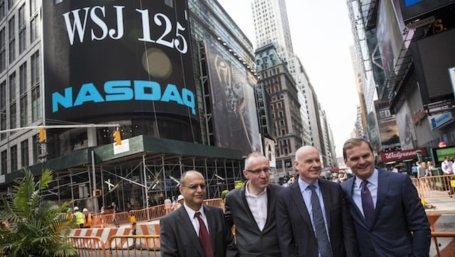 budova The Wall Street Journal a čtyři muži