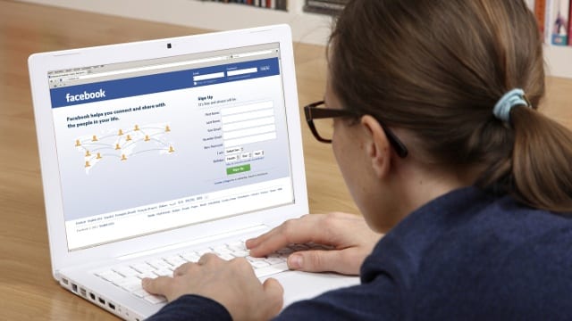 Notebook s Facebookem a divka